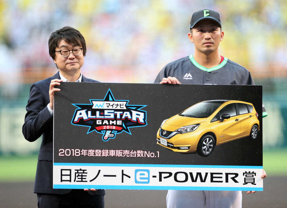 日産ノートe－POWER賞を獲得した鈴木（右）（撮影・北條　貴史）