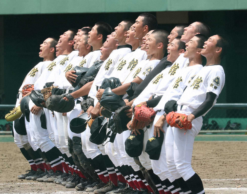 ＜角館・本荘＞勝利し、高らかに校歌を歌う角館ナイン（撮影・木村　揚輔）