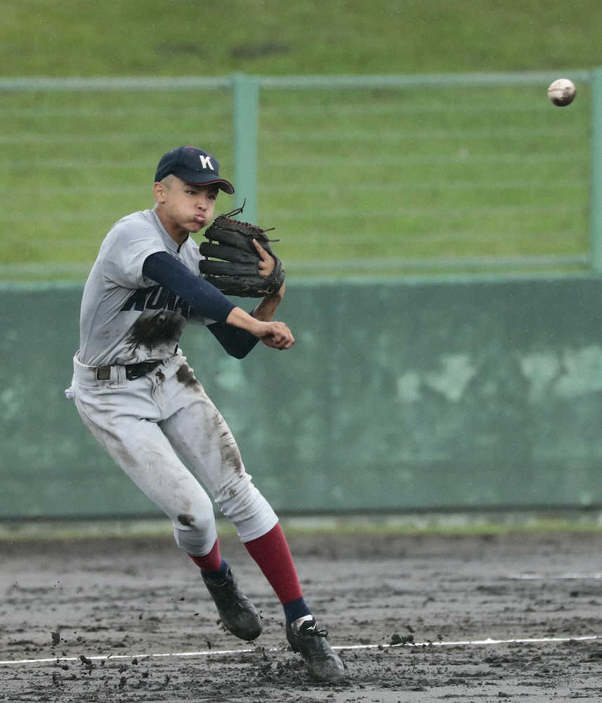 ＜鳴尾・甲南＞三塁で軽快な守備を見せる甲南・野田（左）（撮影・後藤　大輝）