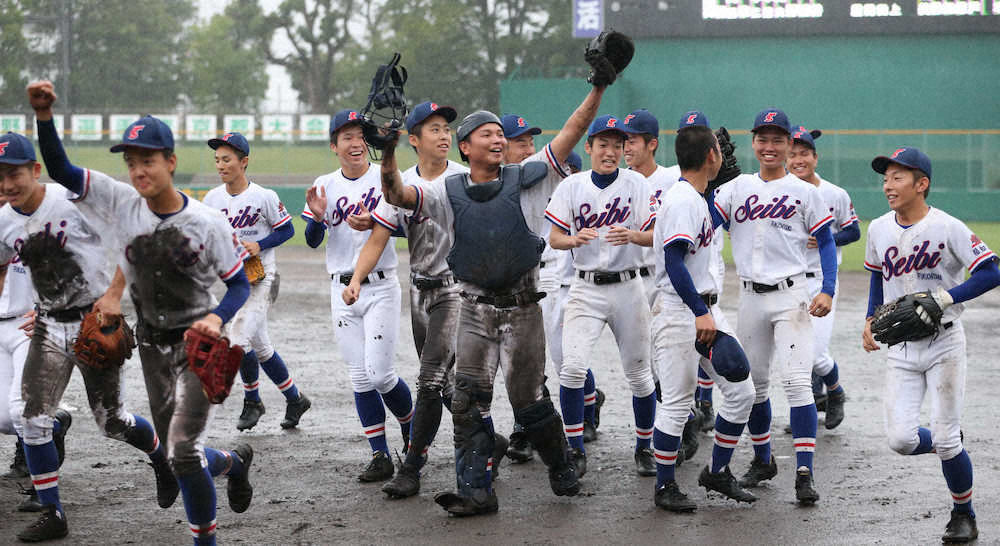 ＜京都翔英・福知山成美＞京都翔英に大勝し、喜ぶ福知山成美ナイン（撮影・成瀬　徹）