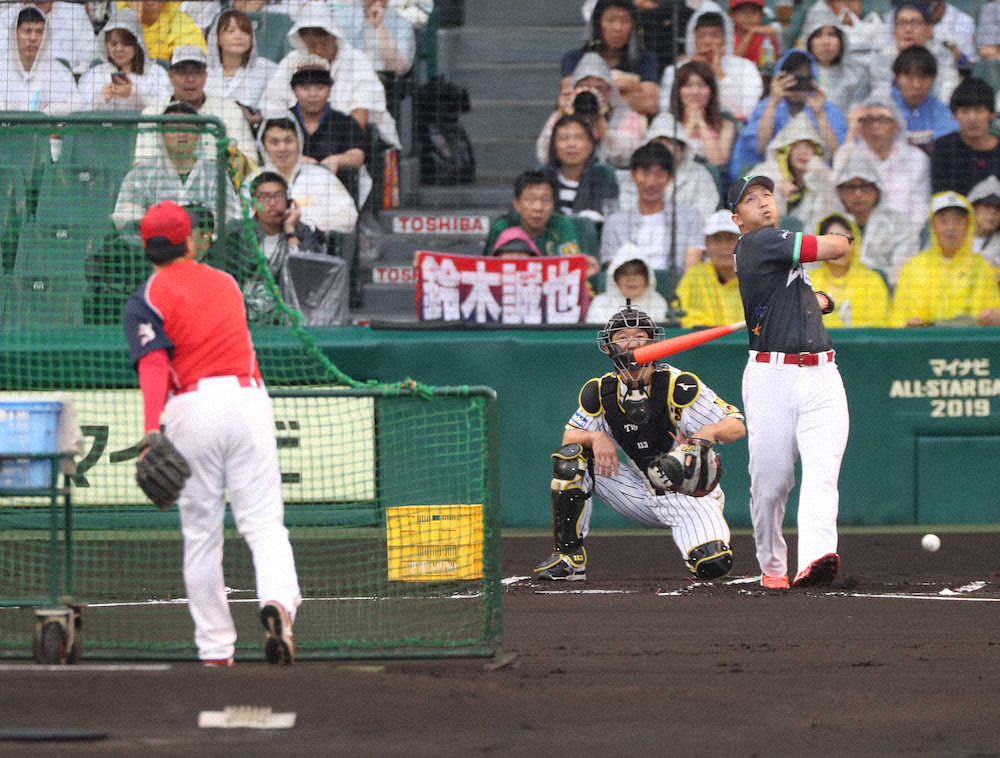 ホームランダービーで優勝した鈴木（撮影・坂田　高浩）