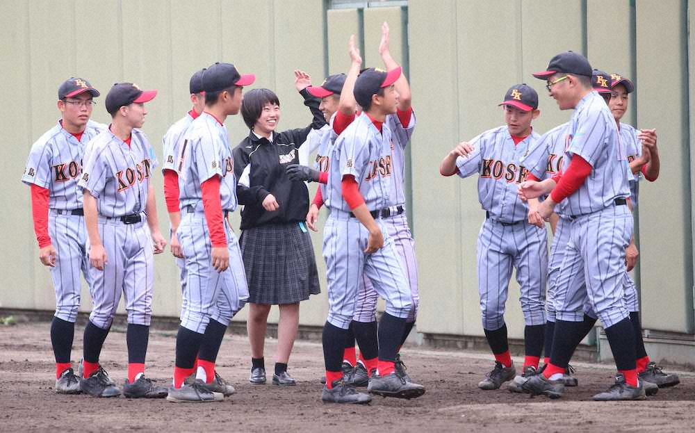 試合前の円陣で福島高専ナインを盛り上げるマネジャー兼主将の鈴木（左から5人目）