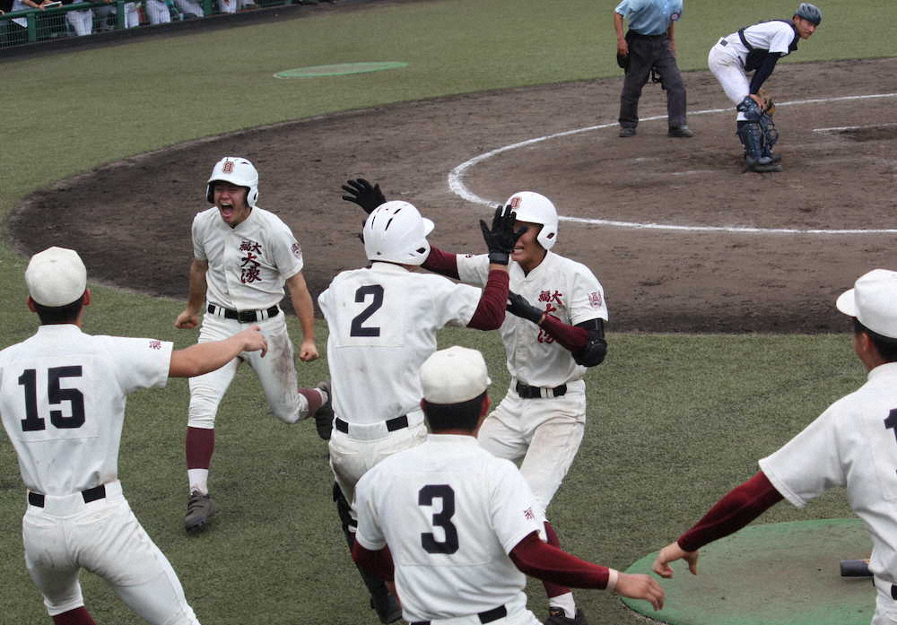 【福岡】福岡大大濠　劇的サヨナラ勝ち　2点差9回2死から同点、2番友納がサヨナラ内野安打