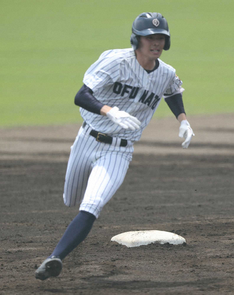 ＜大船渡・遠野緑峰＞初回1死一、二塁、先制2点適時三塁打を放ち、二塁ベースを蹴って全力疾走の佐々木（撮影・木村　揚輔）