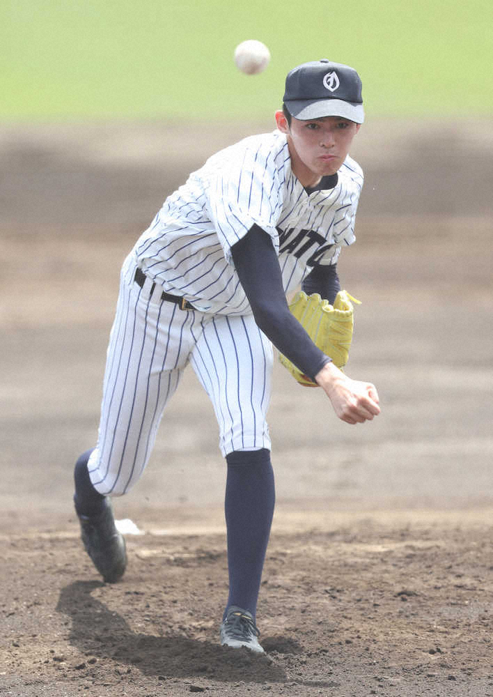 ＜大船渡・遠野緑峰＞初回、この夏の1球目となる142キロの直球を投げ込む大船渡・佐々木（撮影・木村　揚輔）