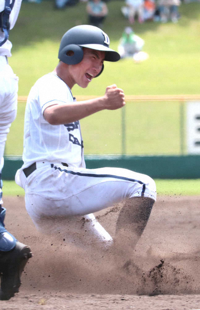 ＜札幌第一・北星学園大付＞延長10回1死一、二塁、大宮の左翼線二塁打で2走・大平がサヨナラの生還