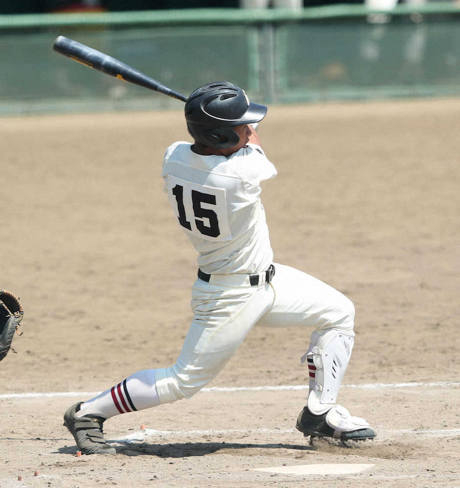 ＜盛岡一・一関学院＞8回、本塁打を放つ一関学院・坂本（撮影・木村　揚輔）