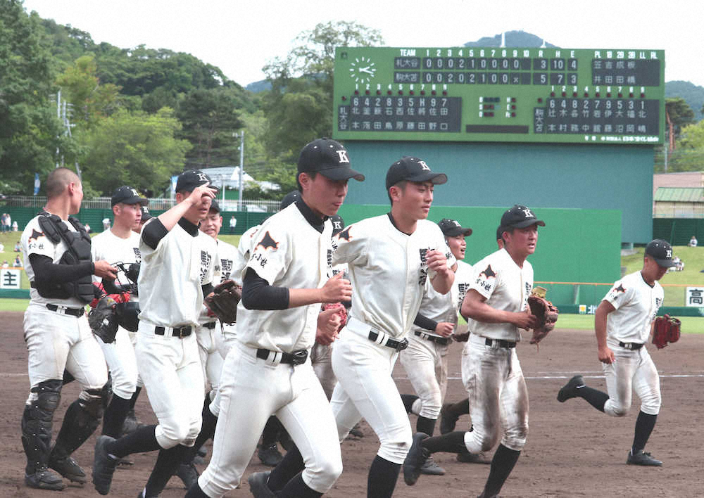 ＜札幌大谷・駒大苫小牧＞札幌大谷を退けた駒大苫小牧ナイン　