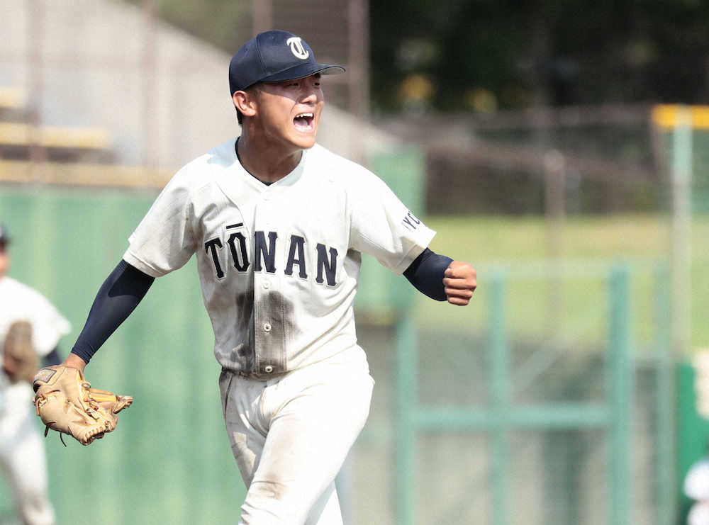 ＜京都大会　塔南・北嵯峨＞最後の打者を打ち取りガッツポーズの塔南・北崎　（撮影・後藤　大輝）　　