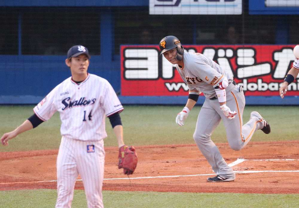 初回1死、遊撃内野安打を放つ坂本勇　（撮影・大塚　徹）