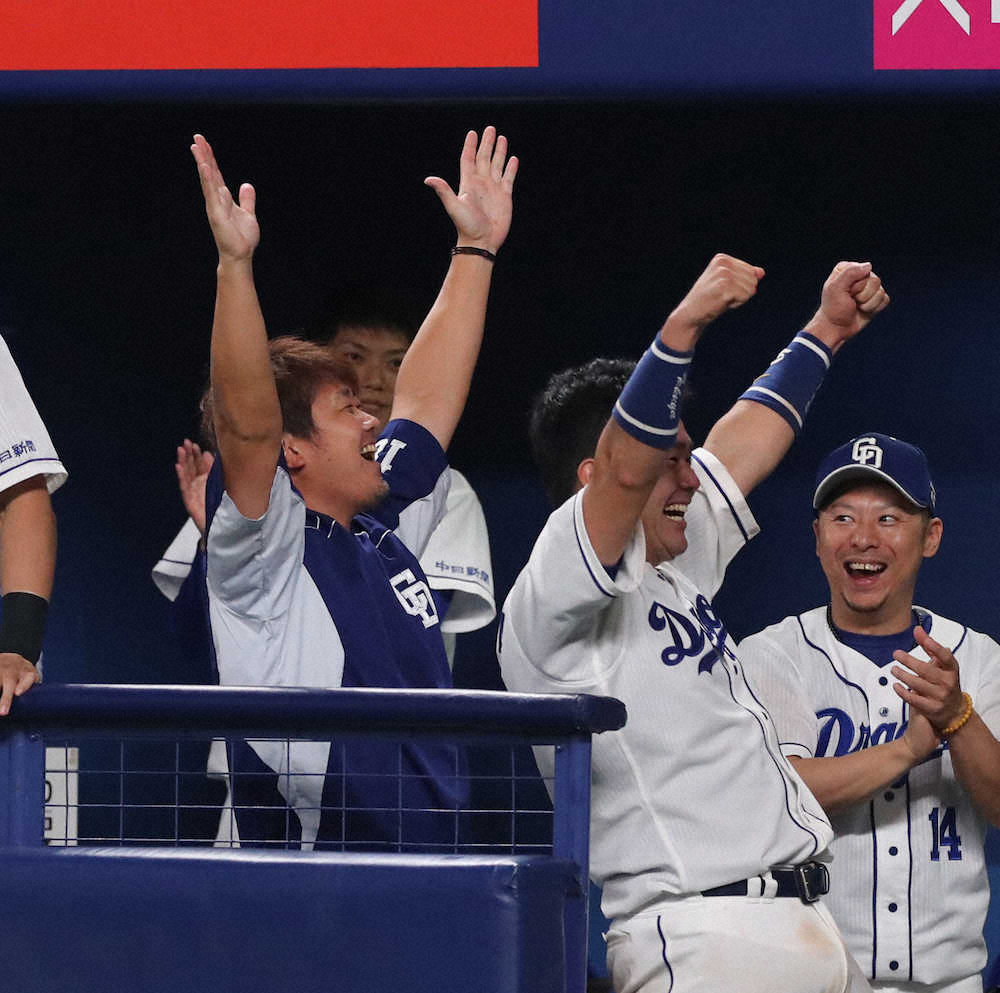 サヨナラ勝利にベンチで大喜びの松坂（左）（撮影・大森　寛明）