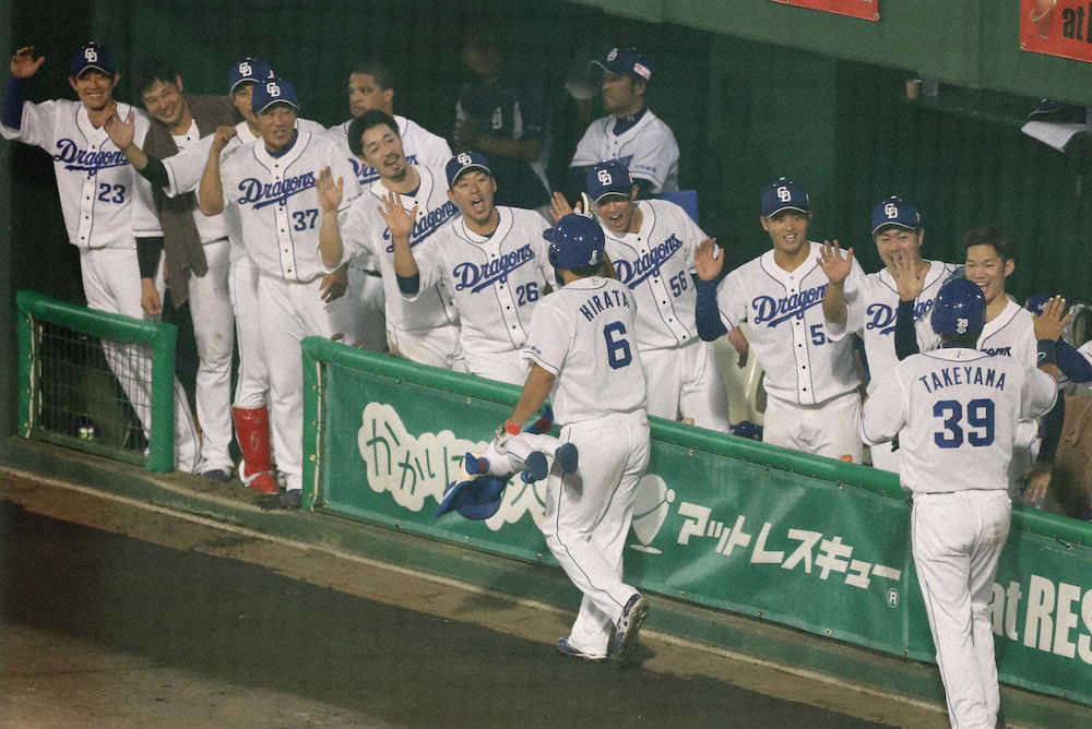 5回、同点2ランの平田（6）を迎える中日ナイン（撮影・大森　寛明）