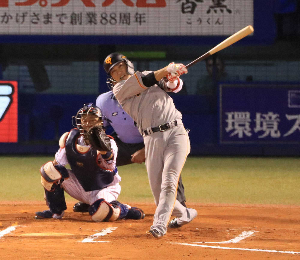 ＜ヤ・巨＞6回無死二塁　2ランを放つ坂本勇　（撮影・白鳥　佳樹）