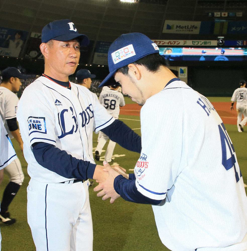 先発の本田（右）と握手する辻監督（撮影・尾崎　有希）