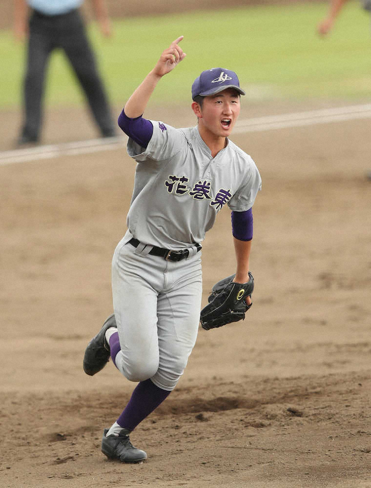 打球方向を指さす花巻東・佐藤（撮影・木村　揚輔）