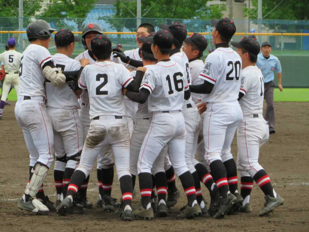 ＜高校野球和歌山大会　田辺工・新宮＞延長13回、新宮に逆転サヨナラ勝ちし喜ぶ田辺工ナイン（撮影・鈴木　光）