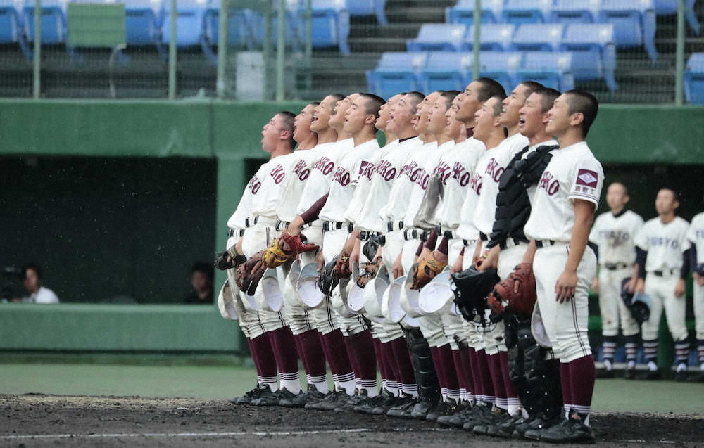 ＜岡山大会　倉敷工・津田商＞　試合に勝利し声を張り校歌を歌う倉敷工の選手たち　（撮影・後藤　大輝）　　