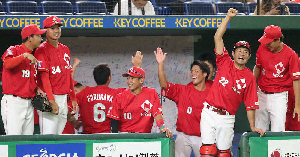 7回2死二、三塁、この回2度目の打席の日本生命・原田の右前適時安打に盛り上がる日本生命ベンチ　（撮影・西川祐介）