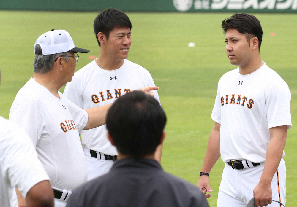 ＜巨人練習＞小谷巡回コーチから指示を受ける（右から）今村、桜井（撮影・森沢裕）