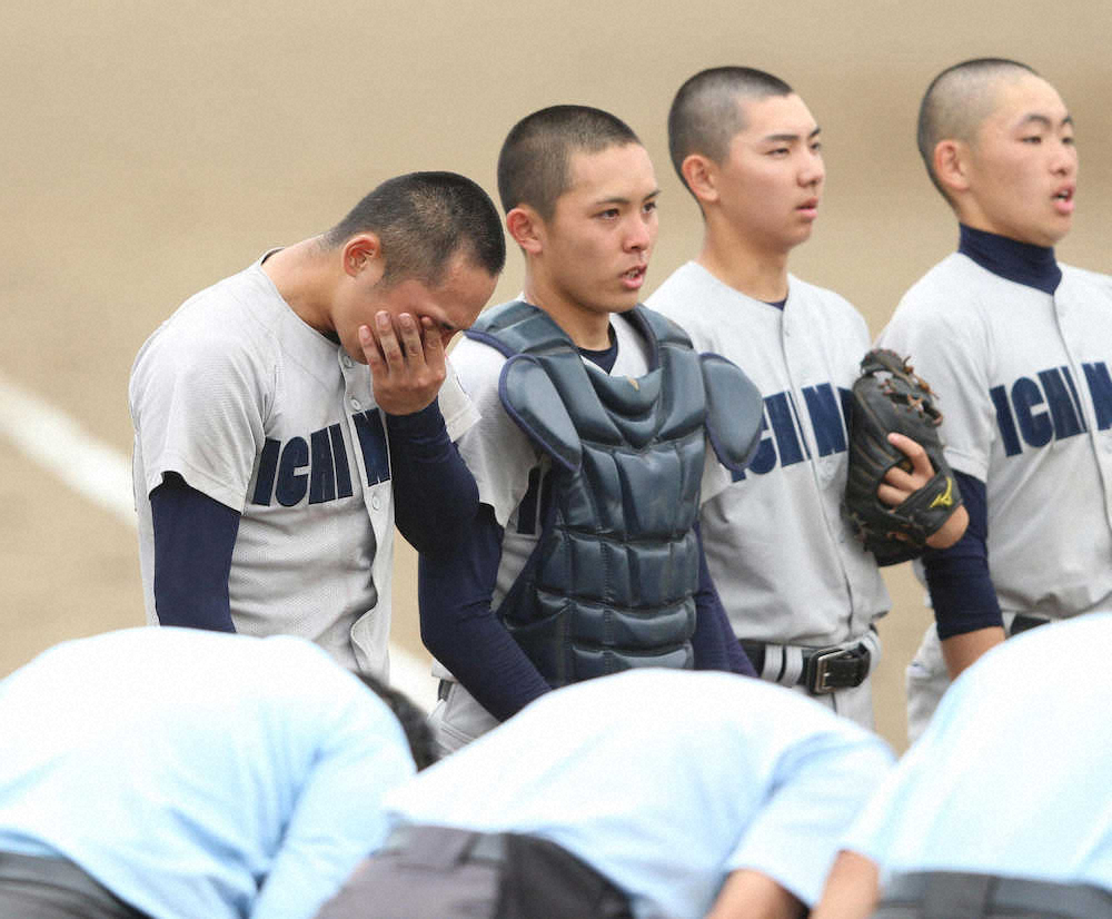 試合に敗れ、整列の際、涙を見せる一戸・西野（左）（撮影・木村　揚輔）