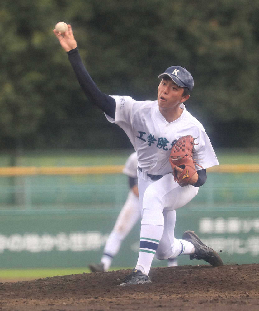 リリーフで登板した工学院大付の渡辺（撮影・篠原岳夫）