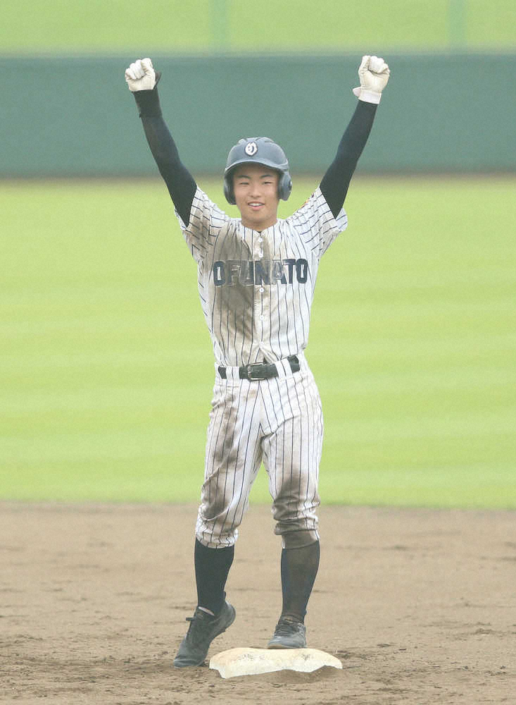 5回1死満塁、2点適時二塁打を放ち、ガッツポーズする大船渡・及川恵（撮影・木村　揚輔）