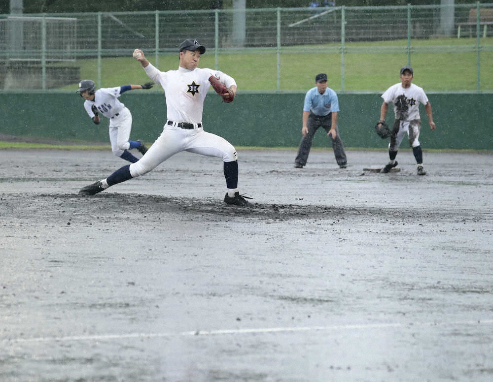 ＜大阪大会　北野・千里青雲＞　大雨が降る中力投する北野・先発の古本　（撮影・後藤　大輝）　　