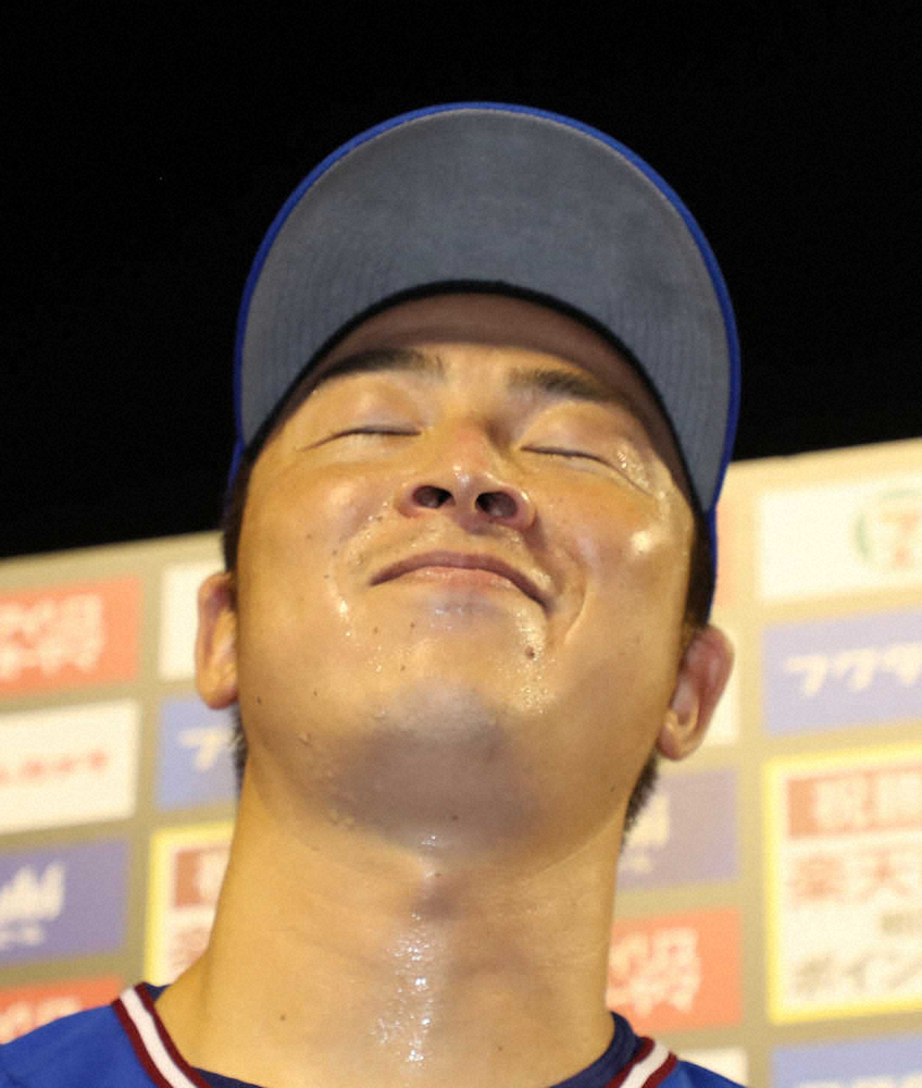 お立ち台で悔しそうな表情を見せる美馬（撮影・西海　健太郎）　