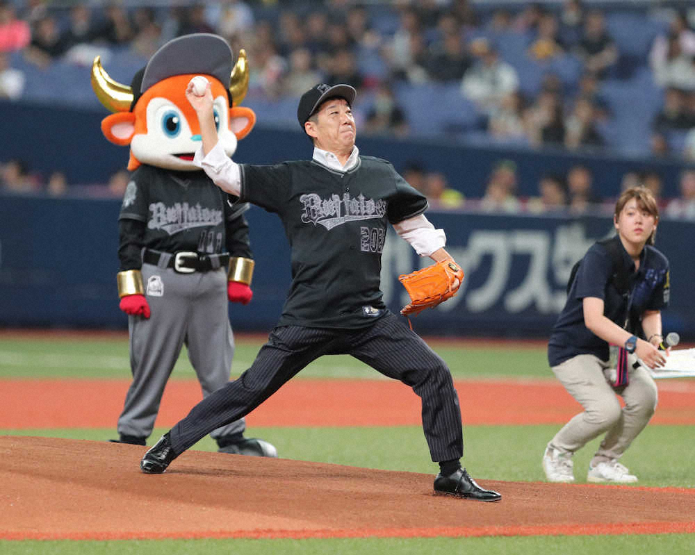 大阪市の松井市長　京セラドームでノーバン始球式＆辛口エール「この夏の陣を乗り切って、ぜひパレードを」