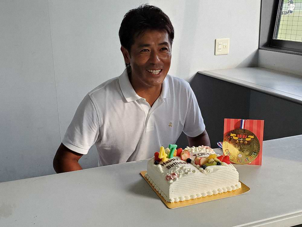 侍・稲葉監督、バースデーケーキに笑顔「思い出に残る47歳にしたい」