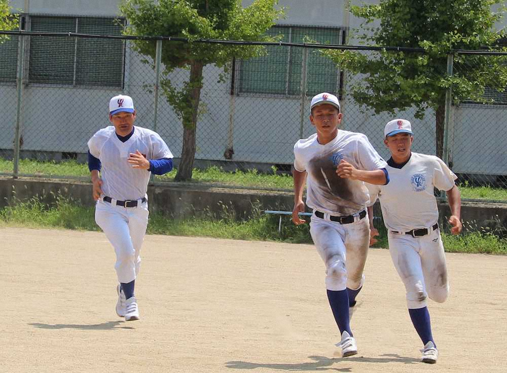 選手とともに走り込む宇部鴻城の尾崎監督（左）
