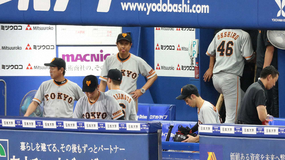 ＜D・巨＞試合終了後、ガックリの巨人ナイン（撮影・西海健太郎）