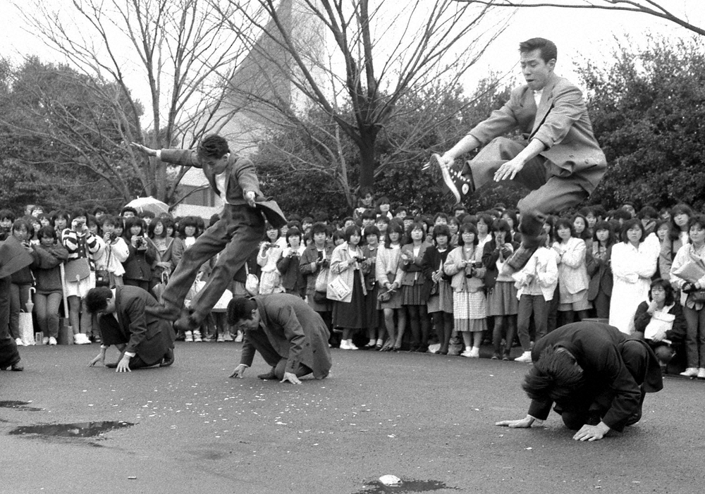 1984年、ジャンプする柳葉敏郎（右端）ら、街頭パフォーマンスする一世風靡セピア
