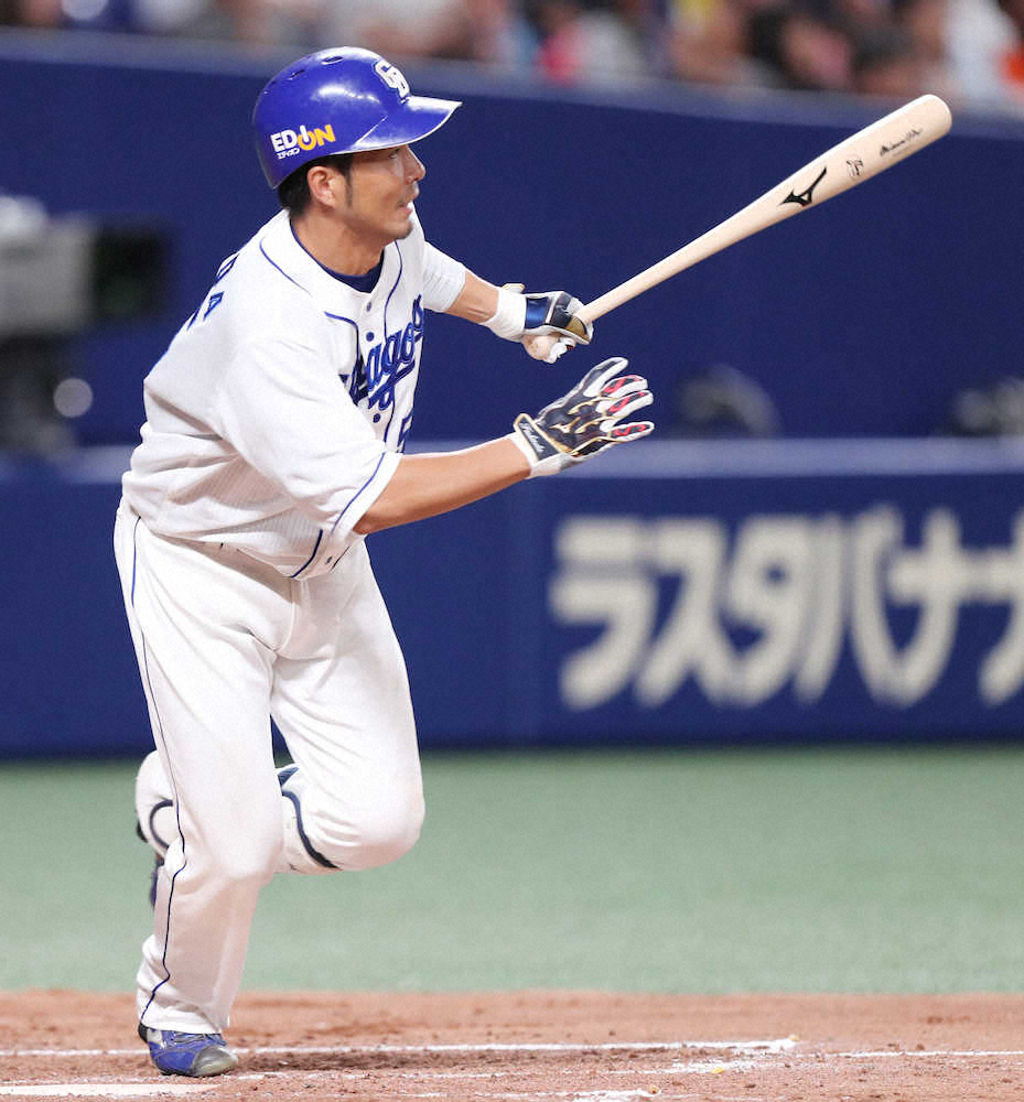 4回1死一塁、福田は左中間適時二塁打を放つ（撮影・椎名　航）