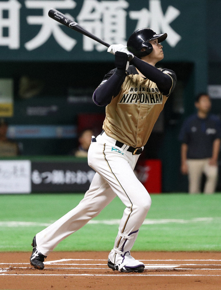 「１番・投手」スタメンで初球先頭打者本塁打を放った日本ハム・大谷（2016年7月3日、ソフトバンク戦）