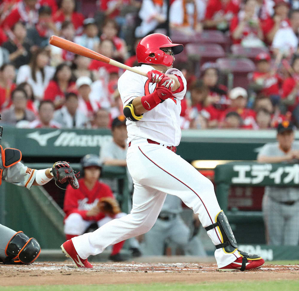 ＜広・巨＞2回無死一塁、松山は右中間に先制の適時二塁打を放つ　（撮影・奥　調）