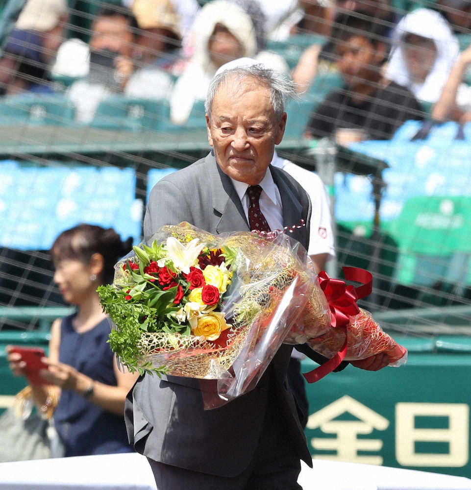 殿堂入りの脇村氏にレリーフ授与　甲子園での表彰式に歓声