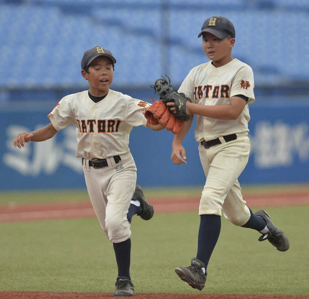 ＜全日本学童・服織野球SS宮腰＞最終的に5回0/3を無安打1失点と好投。水野（左）とグラブタッチする宮腰