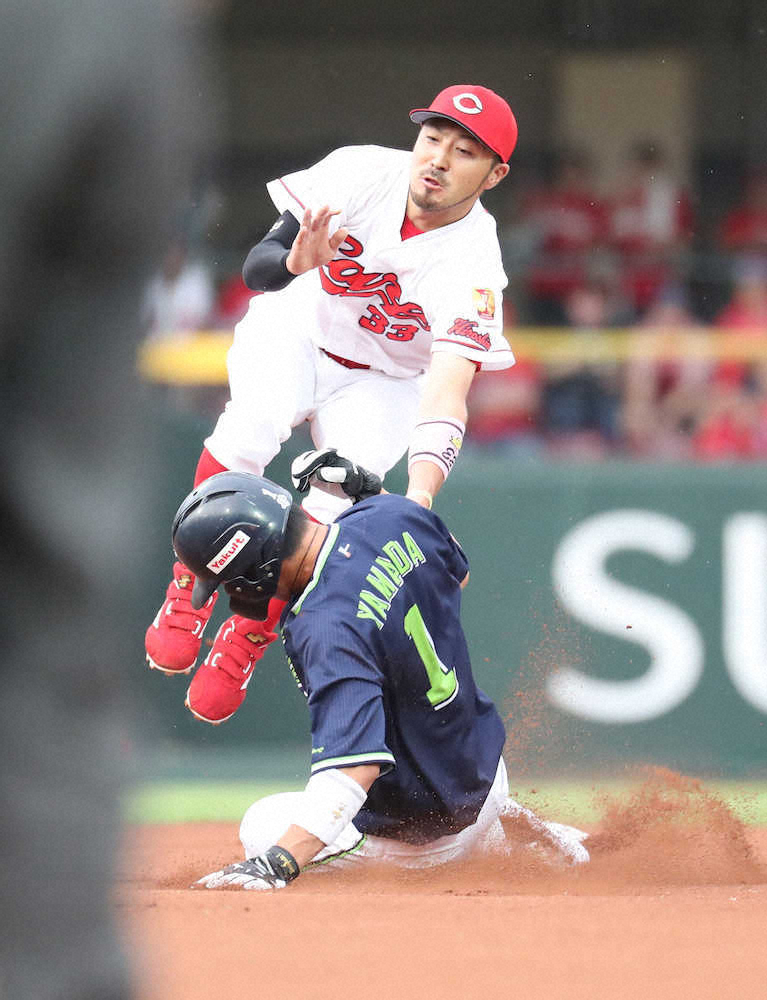 ＜広・ヤ＞1回2死一塁、バレンティンの時に山田は二塁盗塁を決め、32連続盗塁成功の日本記録に並ぶ＝野手・菊池涼（撮影・奥　調）