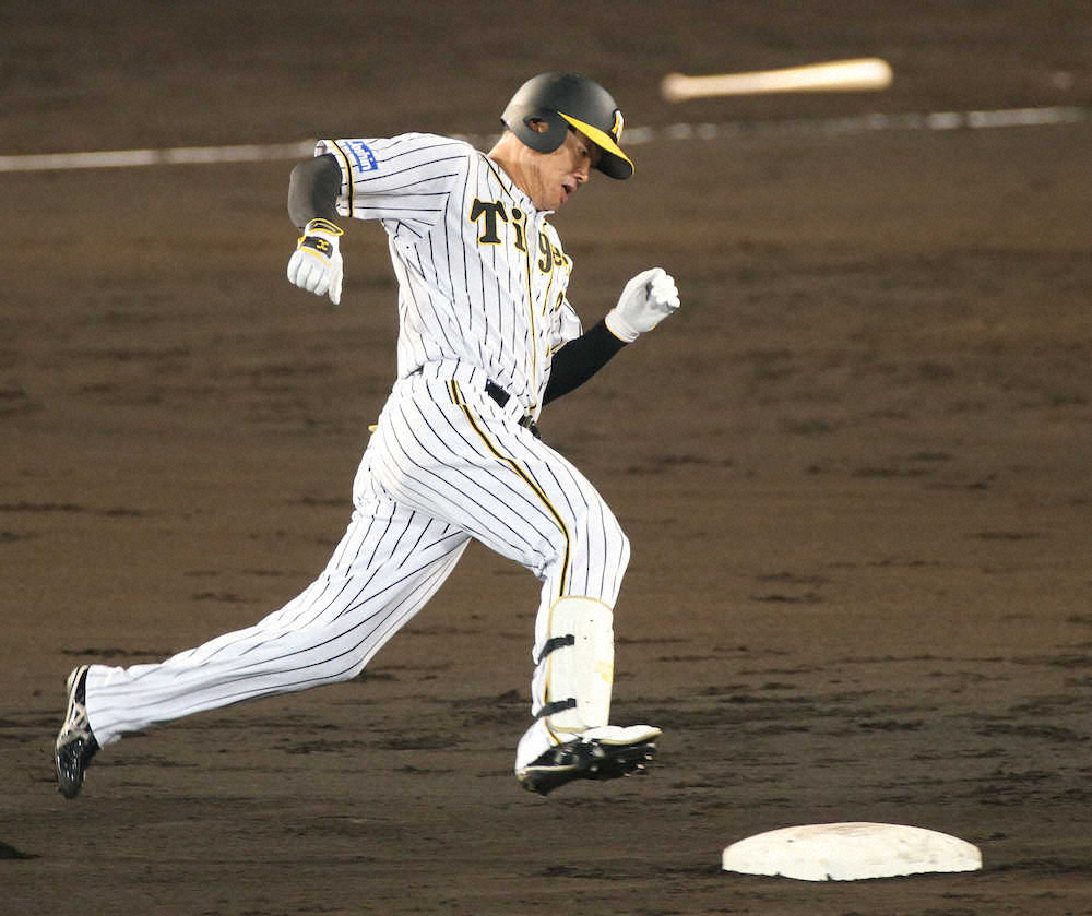 阪神・福留、激走三塁打でVホーム「やれることをしっかりやっていくだけ」