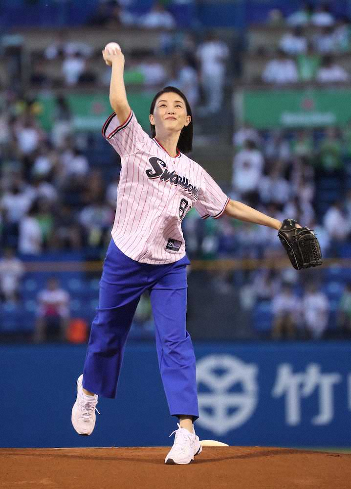 【画像・写真】＜ヤ・巨＞始球式を行う橋本マナミ（撮影・村上　大輔）