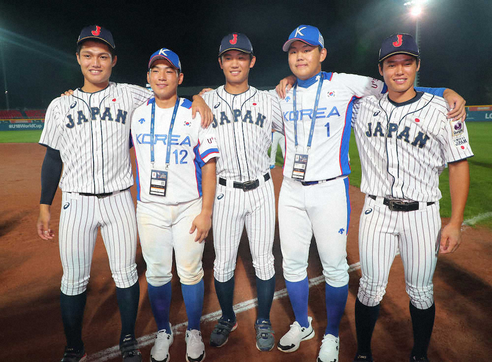 ＜U18W杯閉会式＞韓国選手と肩を組む西（左）、奥川（中央）、韮沢（右）＝撮影・木村　揚輔