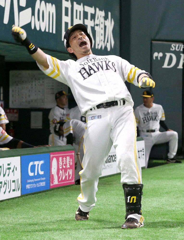 ＜ソ・ロ＞7回無死、左中間越え本塁打を放った松田は「熱男」と叫ぶ（撮影・中村達也）
