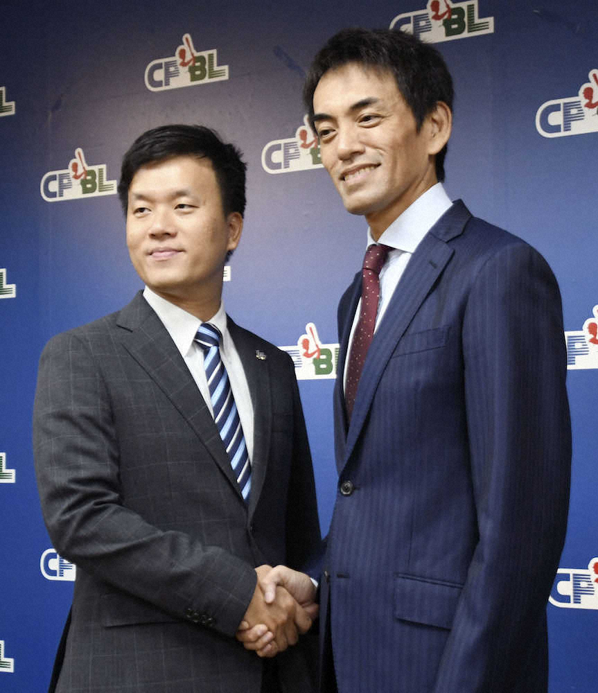 記者会見後、握手する台湾プロ野球ラミゴの関係者（左）と楽天のアジア事業統括会社の渡辺崇・事業運営担当責任者（共同）