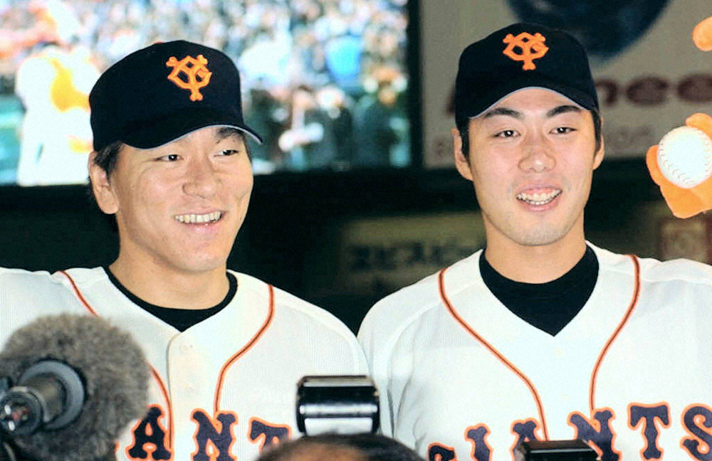 2002年4月、ヒーローインタビューで笑顔の松井秀喜（左）と上原浩治