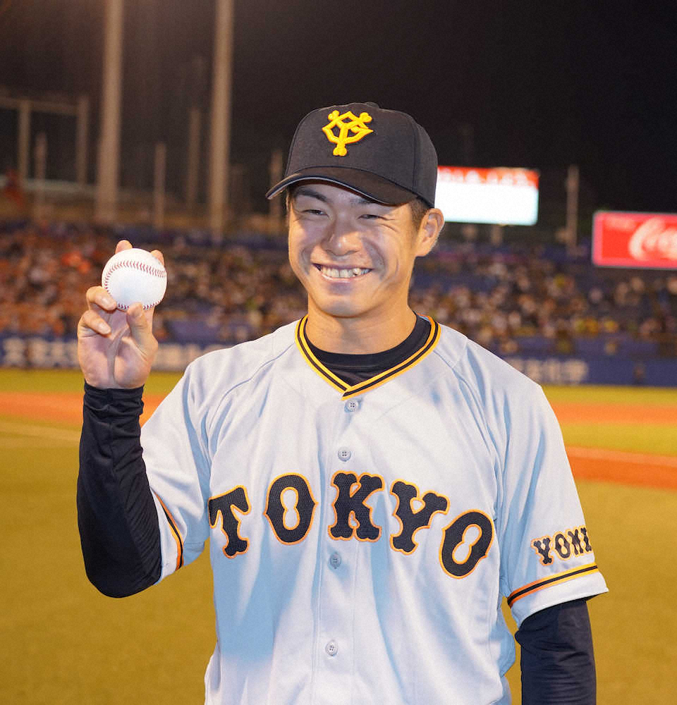 移籍後初勝利の古川はウイニングボールを手に笑顔（撮影・島崎忠彦）