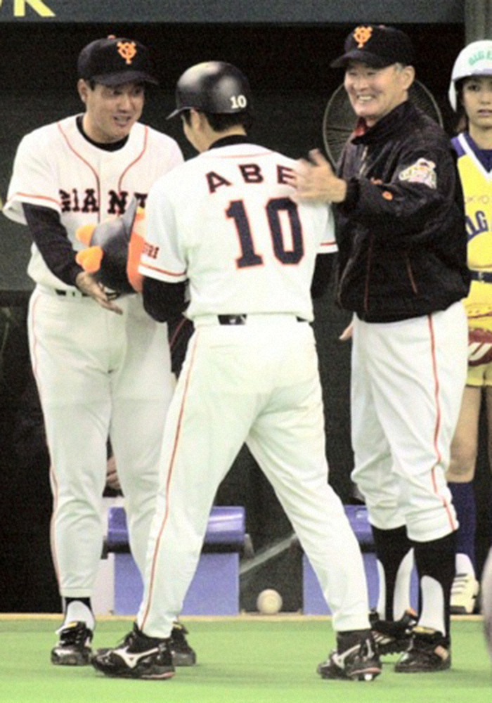 01年4月、横浜戦でプロ1号本塁打を放ち、長嶋茂雄監督(右)、原辰徳コーチ(左)の出迎えを受ける阿部