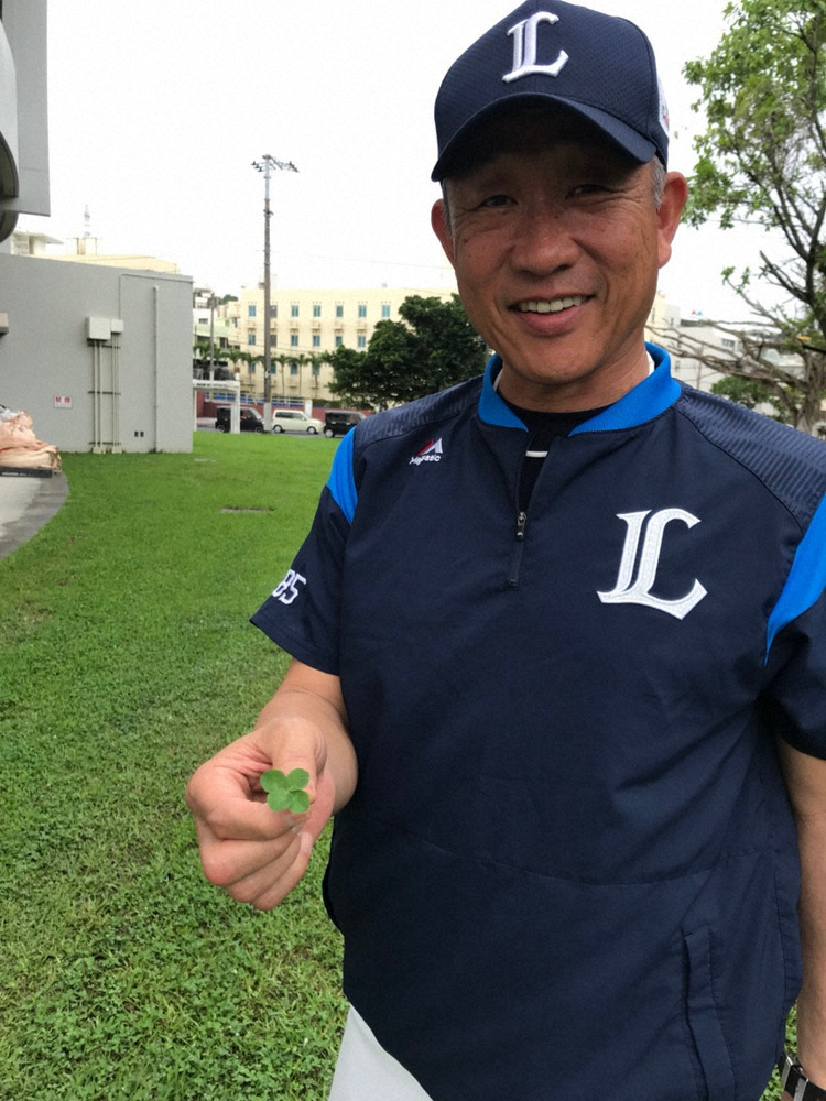 沖縄で四つ葉のクローバーを発見して喜ぶ西武・辻監督