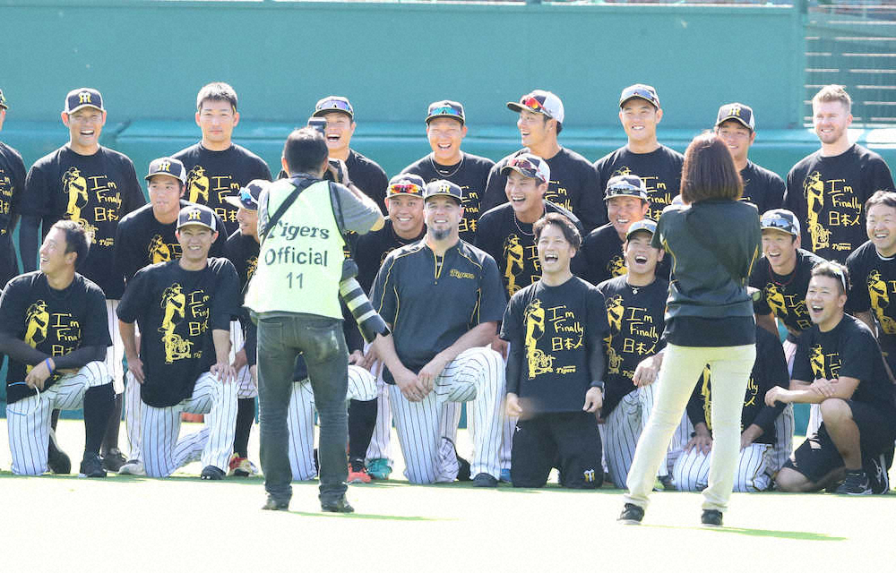 引退試合のメッセにサプライズ　チームメートが“メッセTシャツ”着用