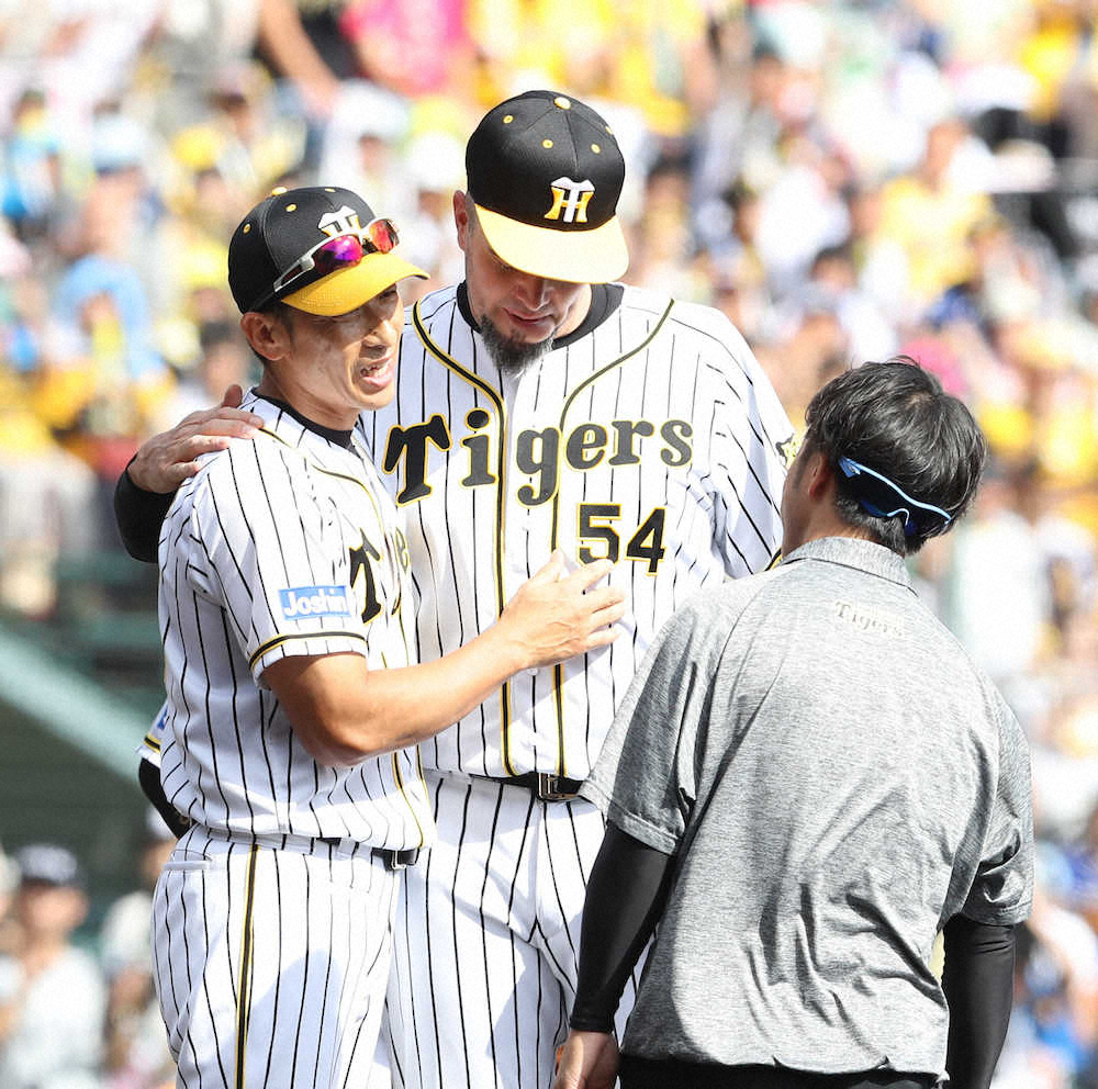 【画像・写真】阪神メッセンジャー　現役ラスト登板終える　大島を空振り三振　鳥谷から花束受け取り有終の美